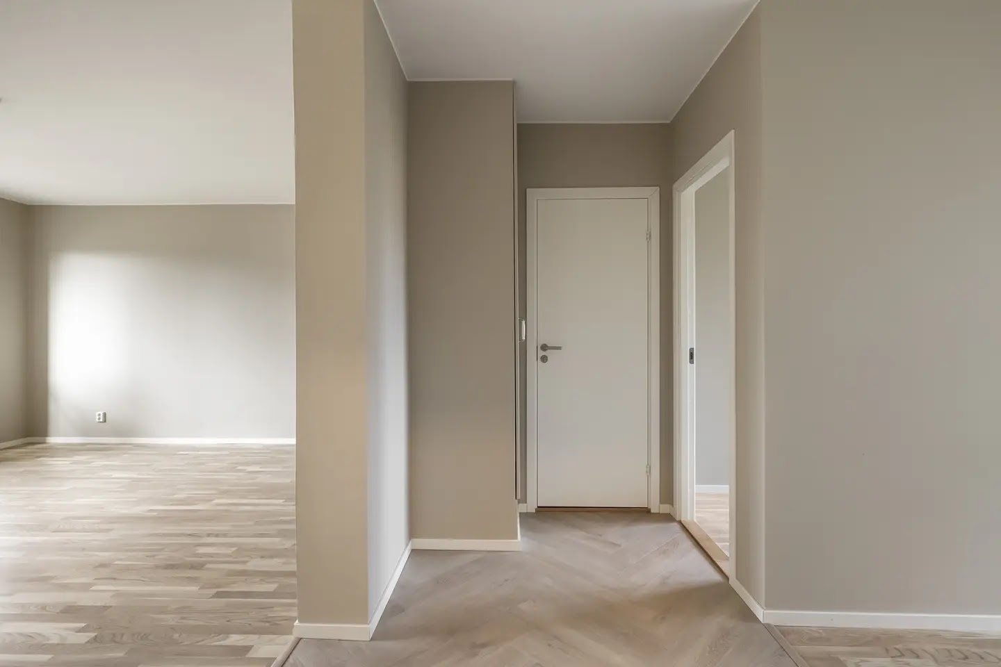 Nymålad lägenhet, vy från vardagsrummet mot hallen
